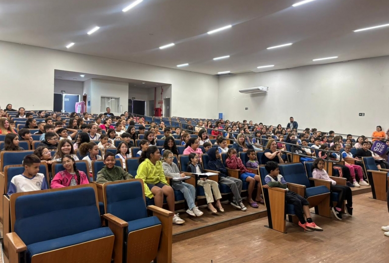 Alunos do 5º ano acompanham o aulão do Saeb com a professora Gis com Giz
