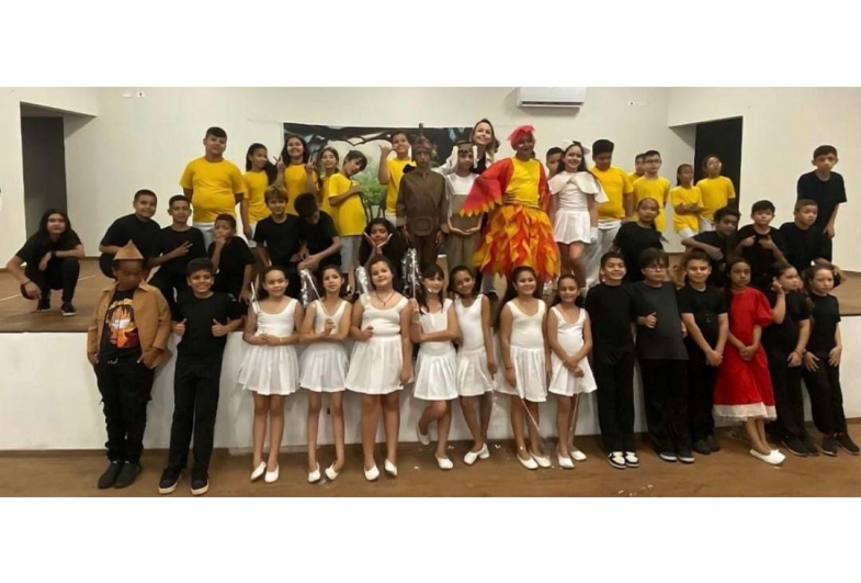 Alunos da escola Miguel de Góes Vieira  apresentam musical e promovem ação solidária