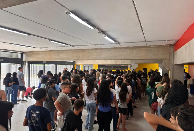 Alunos da Escola Hézion Correa Custódio no primeiro dia de aulas