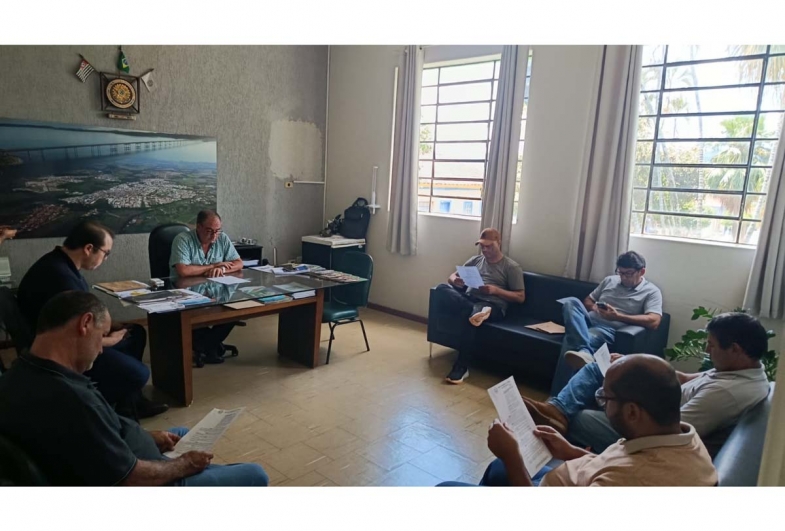 Prefeitura de Fartura discute retorno das balsas em reunião com secretários e vereadores