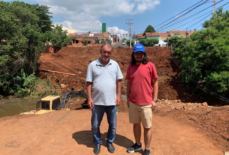 Professor Henrique e Toninho do Batista  fiscalizam obras da ponte