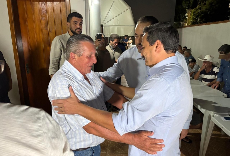 Zu00e9 Valdir recepcionando o deputado Mauru00edcio Neves em sua residu00eancia