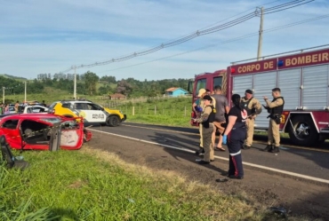 Grave acidente deixa mortos e feridos na PR-218, entre Joaquim Távora e Carlópolis