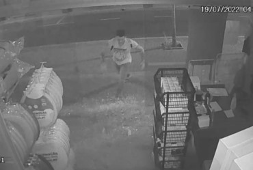 Ladrão destrói porta a pedrada para furtar loja em Botucatu