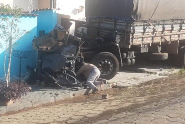 Caminhão desgovernado sobe calçada e quase atinge casa em Avaré