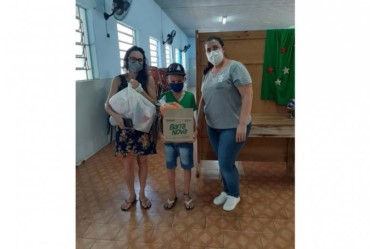 Prefeitura de Taguaí entrega kits de alimentação, materiais de higiene pessoal e de limpeza para idosos e crianças 