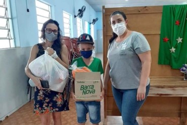 Prefeitura de Taguaí entrega kits de alimentação, materiais de higiene pessoal e de limpeza para idosos e crianças 