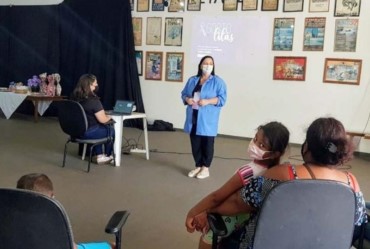 Rosana Polo participa de reunião com moradores da CDHU de Timburi