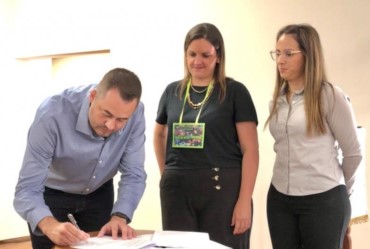 Prefeito Filé firma parceria com Sicredi e contempla professores com linhas de crédito em Fartura
