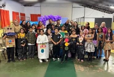 Escola Iracema realiza desfile de moda com materiais recicláveis