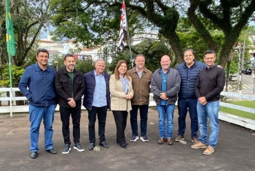 Prefeito de Taguaí participa de encontro regional para fortalecer parcerias entre municípios