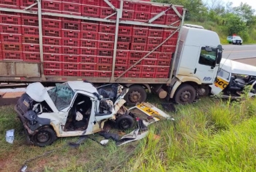 Caminhão faz 'strike' e acidente envolvendo sete veículos deixa feridos em rodovia em Ibitinga