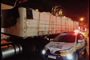 Polícia Rodoviária apreende carreta roubada com 33 toneladas de açúcar em rodovia de Avaré