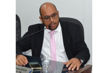Vereador Juliano Damásio apresenta indicações ao  Executivo durante a 10ª Sessão Ordinária da Câmara