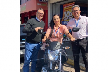 Sincomerciários Avaré entrega moto à vencedora do sorteio Comerciário Premiado