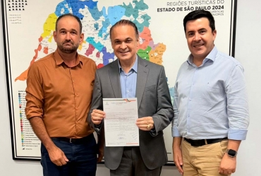 Prefeito e vice de Timburi buscam recursos para fortalecer o turismo em reunião na Secretaria Estadual