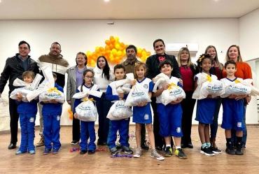 Dia histórico: Alunos de Fartura recebem uniformes completos e de qualidade