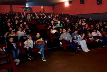 Programa Criança Feliz proporciona visita ao Cinema para famílias de Fartura