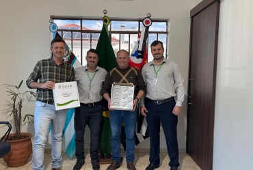 Sicredi apresenta ações sociais ao prefeito de Taguaí