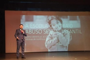Evento no Teatro Municipal de Taquarituba reúne equipe técnica do CRAS, Promotoria  e Coordenadoria de Assuntos Jurídicos , e aborda o tema da campanha Maio Laranja