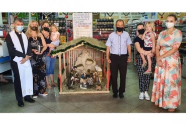 FAMÍLIA SÃO FRANCISCO INAUGURA PRESÉPIO NO SUPERMERCADO EM FARTURA