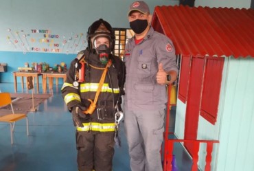 Escola Delmira Gobbo realiza palestra com bombeiro Tales Oliveira