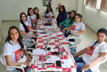 Adolescentes de Tejupá participam do curso de “Automaquiagem” em Avaré