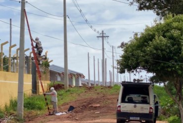 Rede elétrica é instalada no Conjunto Habitacional de Timburi 