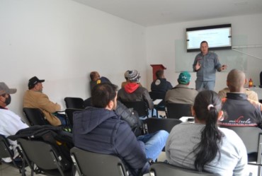 Bombeiros ministram treinamento sobre combate a incêndio em área rural