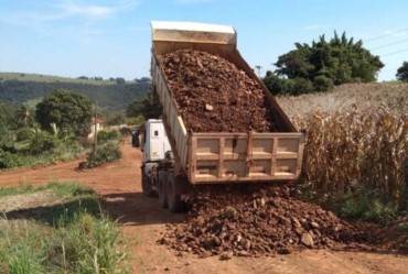 Prefeitura realiza manutenções nas estradas rurais de Timburi