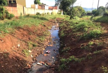 Prefeitura de Fartura faz limpeza do córrego na travessa Benjamin Constant
