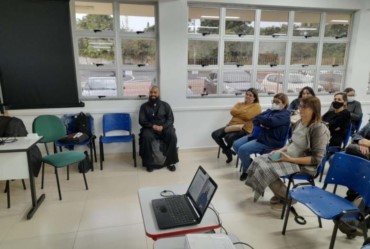 Professores aprendem técnicas para aliviar estresse