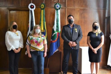 Prefeito Jô Silvestre recebe Medalha Olavo Bilac em cerimônia no Paço Municipal