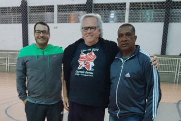 Ex-técnico da Seleção Brasileira de Handebol ministra treino a atletas de Avaré