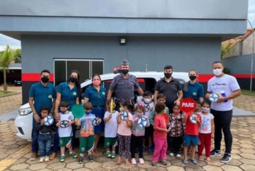 Crianças da Educação Infantil visitam o destacamento da Polícia Militar de Timburi 