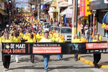 “Por nossas crianças, estamos caminhando”: Roberto  Araujo lidera caminhada contra o abuso infantil