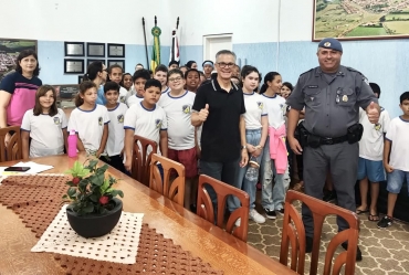  Alunos da EMEF - Iracema Marcondes de Alcântara  visitam a Prefeitura e a Câmara Municipal de Sarutaiá 