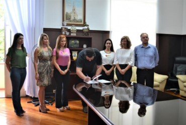 Prefeito Jô Silvestre formaliza doação de terreno para a ABOVA