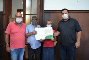 Prefeito Jô Silvestre entrega escritura a moradores da Vila Esperança em Avaré
