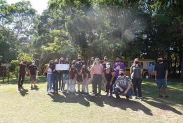 Programa conscientiza estudantes por meio do plantio de mudas nativas