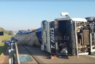 Colisão entre veículos causa tombamento de carreta e deixa feridos em Tatuí