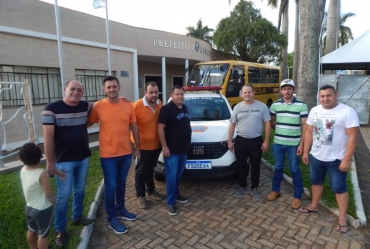 Carreata expõe veículos adquiridos por Edinho Fundão em Taguaí
