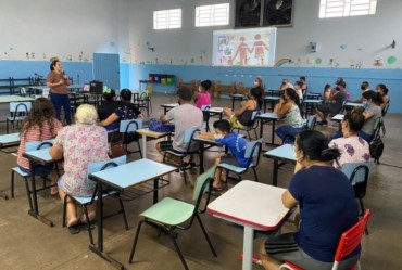 Pais de alunos da Escola Arlindo Bergamo participam de palestras