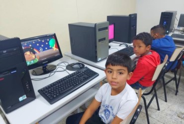 Prefeito Douglas investe em tecnologia nas escolas municipais