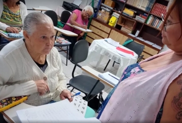 Idosa de 94 anos aprende a ler e escrever em projeto voltado para a terceira idade 
