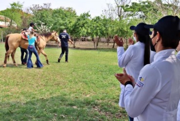 Alunos da Faculdade Eduvale participam de atividade na APAE