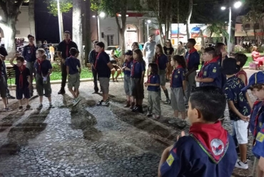 Grupo Escoteiro Pérola do Vale realiza “Hora do Planeta” na Praça 9 de Julho