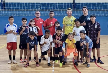 Atleta da base do Santos Futebol Clube visita Escolinhas Esportivas de Sarutaiá