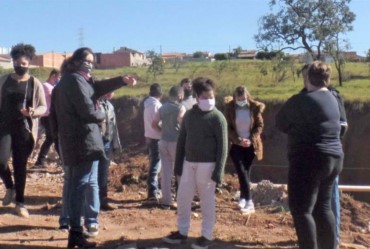 Projeto ambiental leva alunos para conhecer ações municipais contra erosões