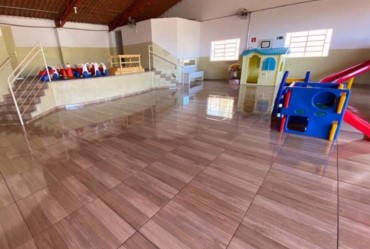 Escola do ensino infantil conta com novo piso em Sarutaiá 